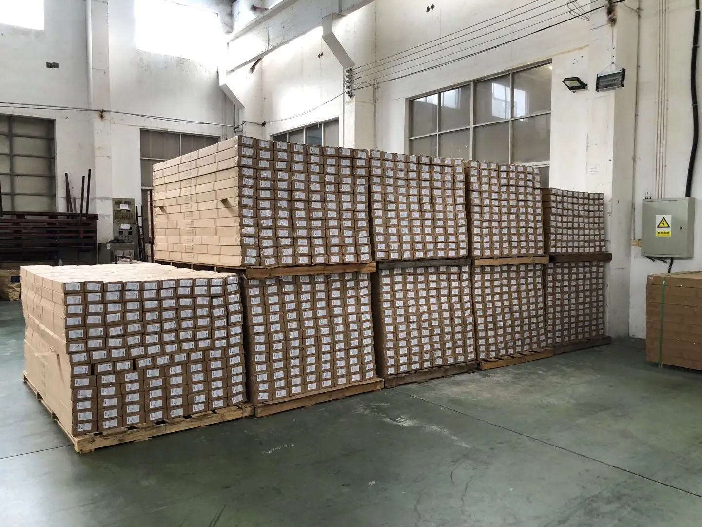 工厂最便宜的乙烯基地板踢脚线spc四分之一圆形地板安装配件