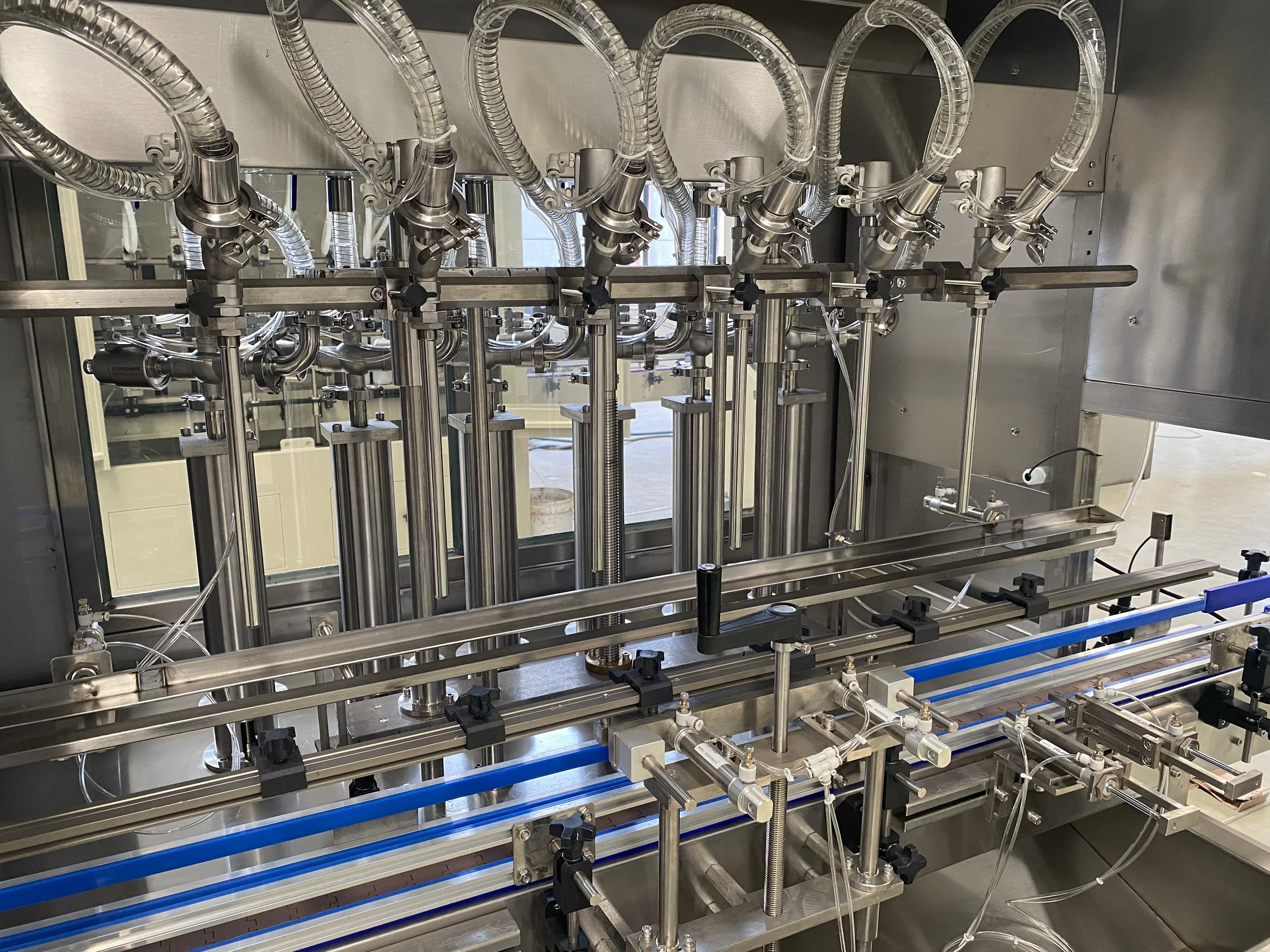 Розлив моющего. Цех по производству моющих средств. Оборудование для розлива моющих средств. Розлив моющего. Оборудование для розлива моющих средств.