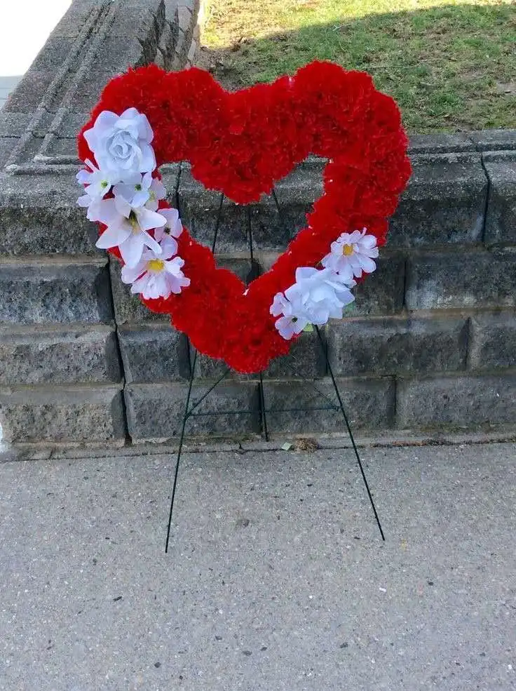 Венок на кладбище сердце. Как сделать венок - сердце на кладбище из искусственных цветов. A Wreath for the Memorial.