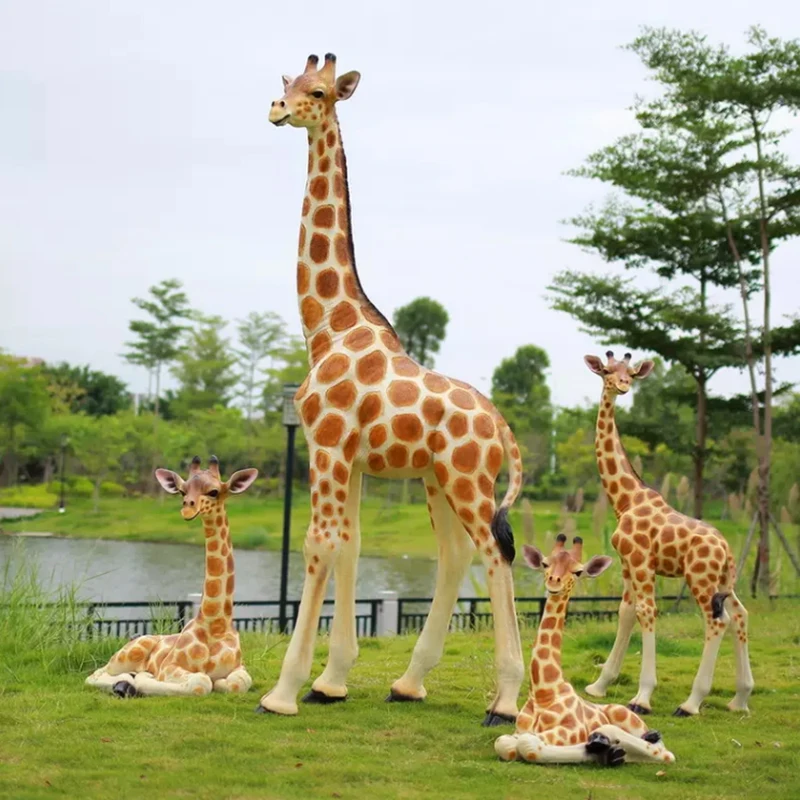 фигура жирафа из пенопласта. скульптура жирафа. фигура жирафа. фигурка жирафа из дерева. статуя жирафа.