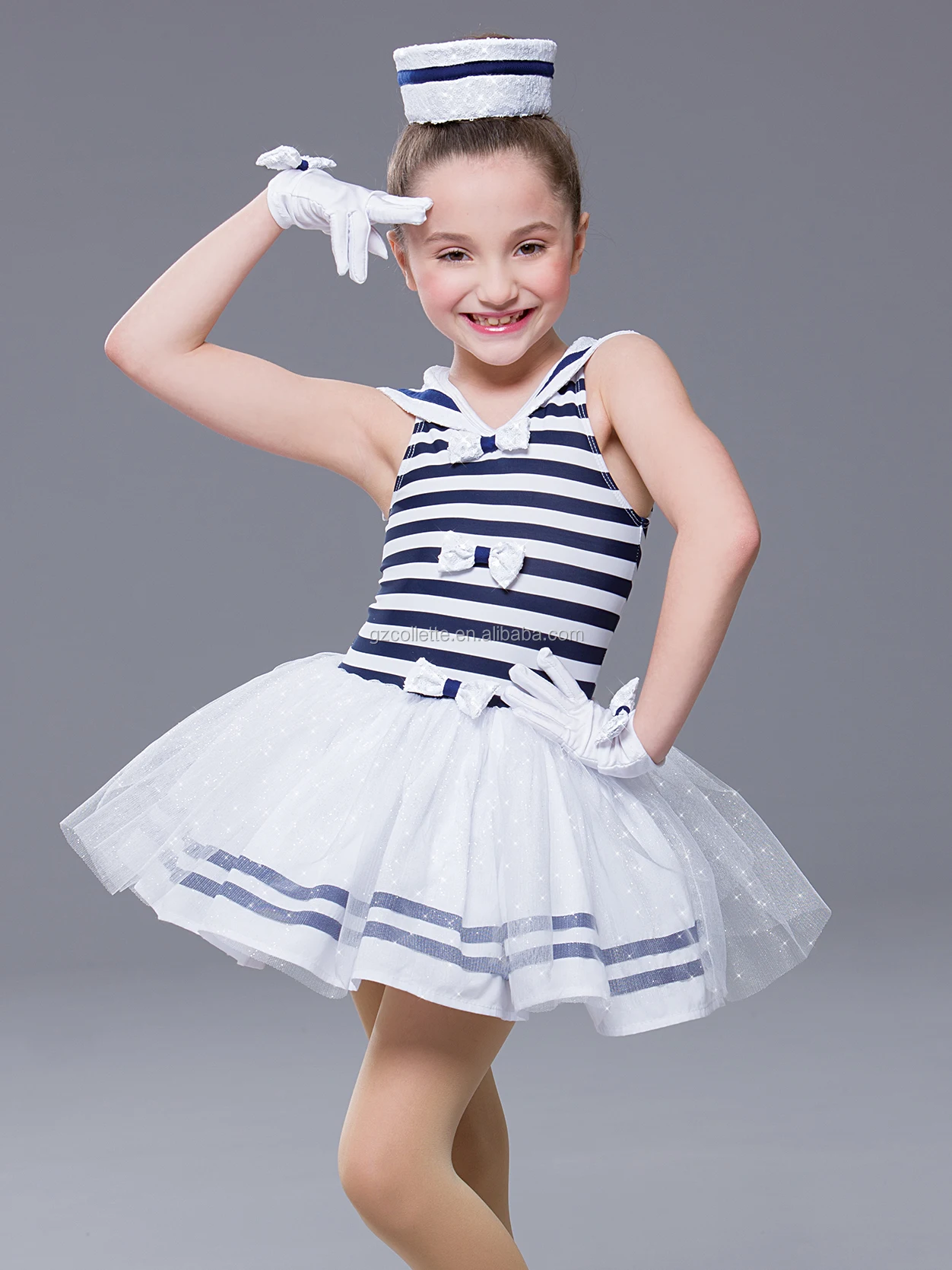 可爱的蓝色格纹舞蹈女学生礼服芭蕾舞表演