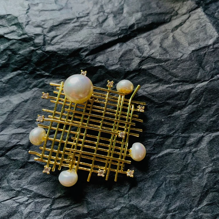 pearl brooch (2).jpg