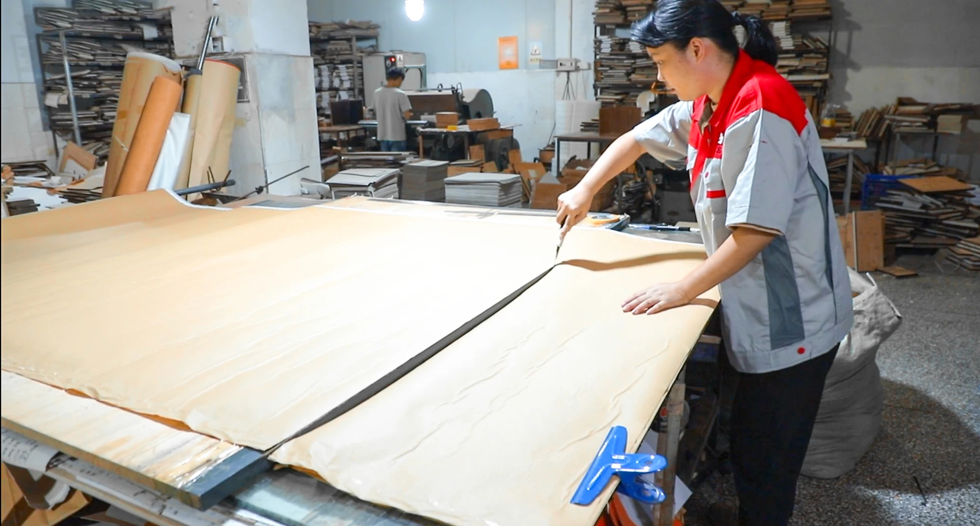Cắt phôi gỗ chính xác bằng máy móc hiện đại tại nhà máy Tancybox