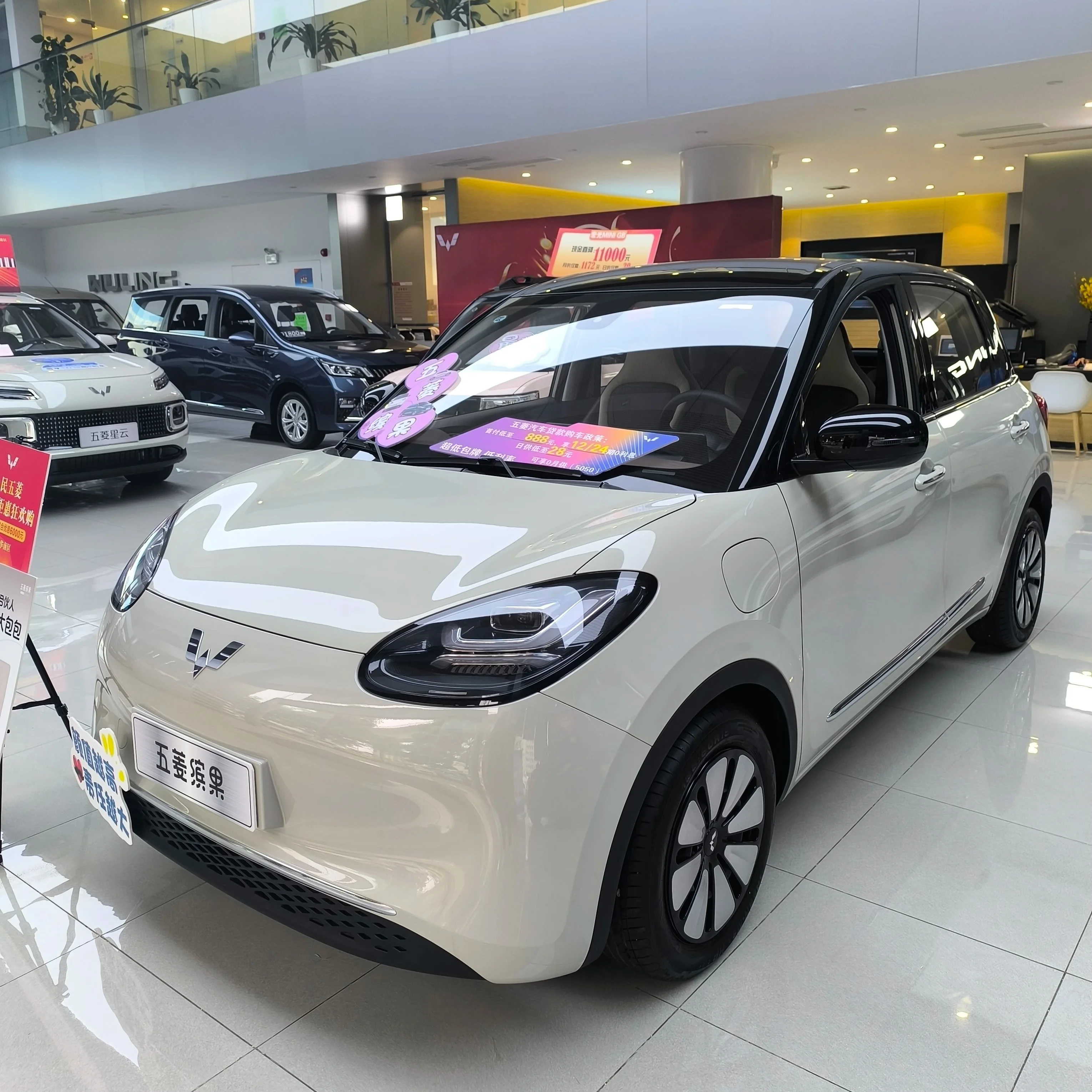 Hot Selling And Beautiful Electric Suv Car Wuling Bingo 203km 410 Km