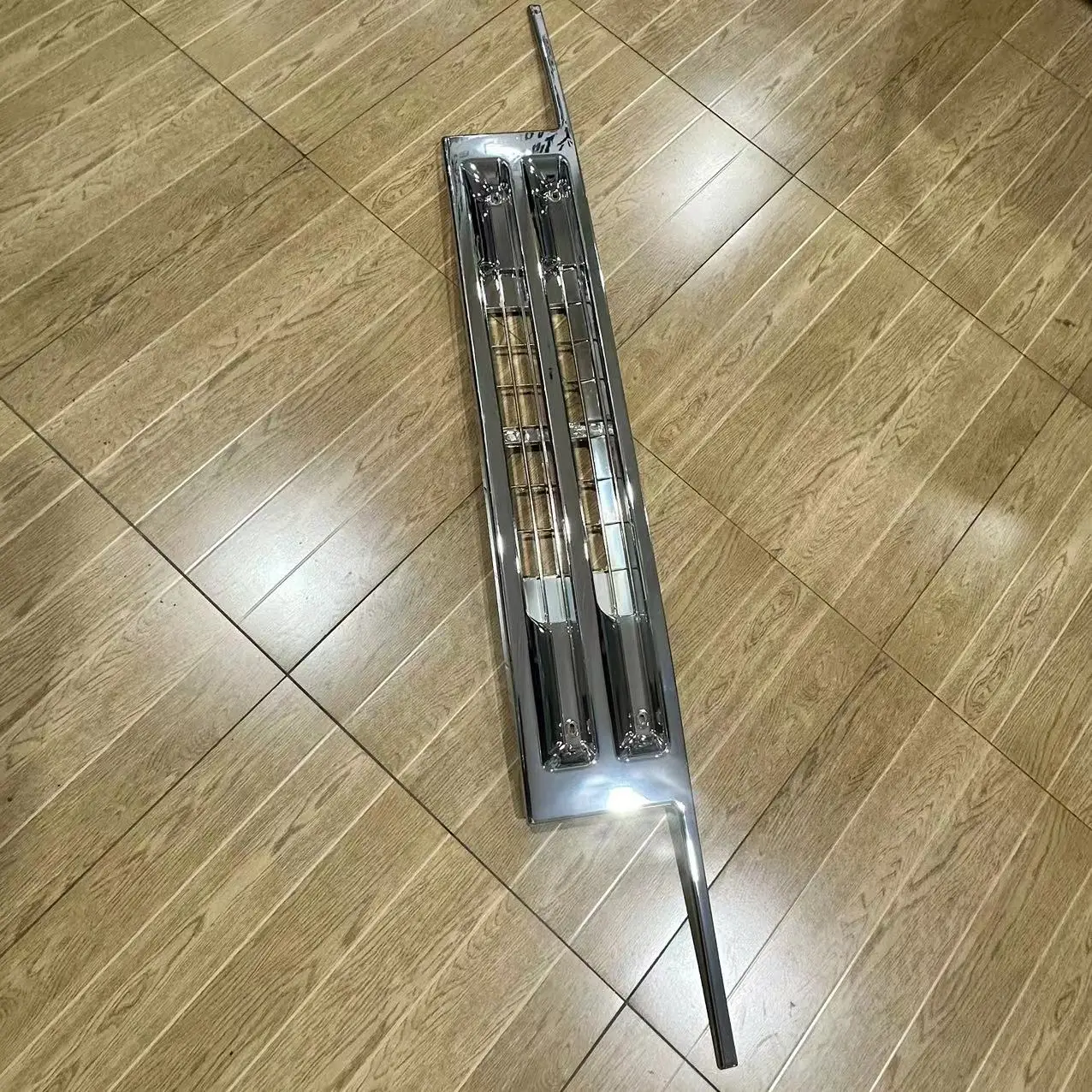 Japanese Truck MITSUBISH FUSO Chrome Grille details