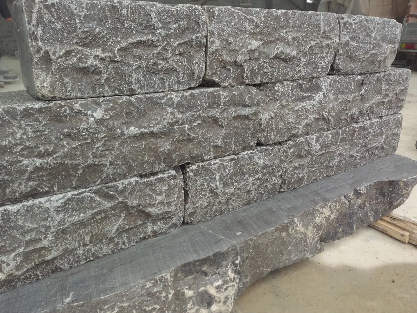 Chinese high quality antiqued tumbled natural blue limestone Wallstone