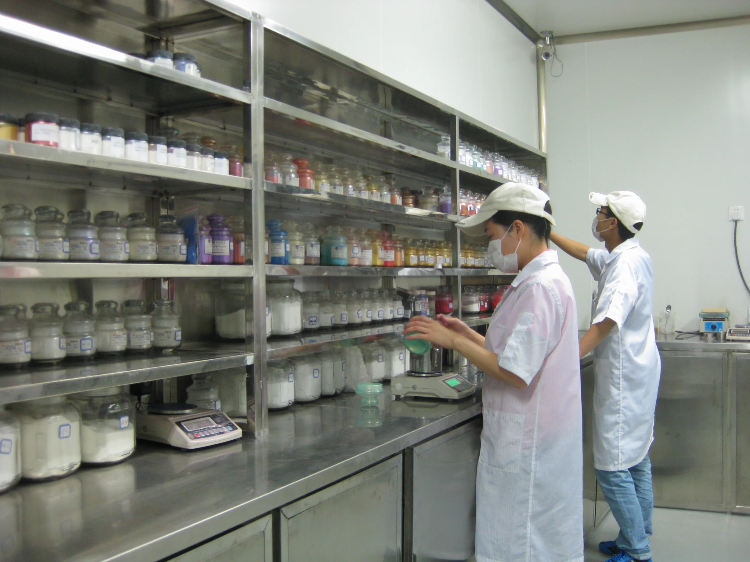 纤长浓密黑色卷翘睫毛膏，含有草本纤维，适合素食主义者，具有持久防水配方，适用于眼部彩妆睫毛膏