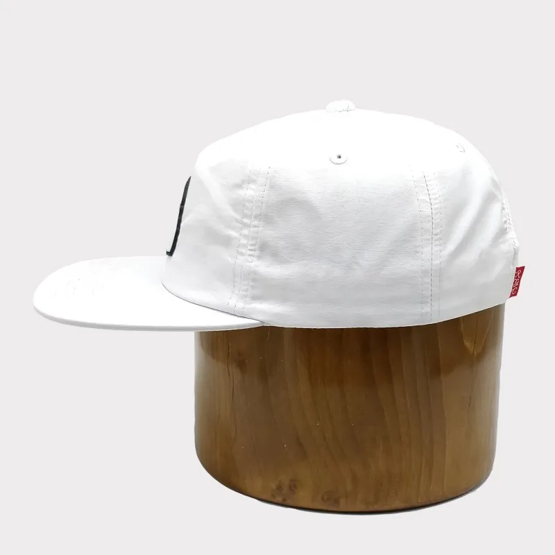 定制平顶帽白色聚酯高尔夫球帽帽子,外底以橡胶贴片标志