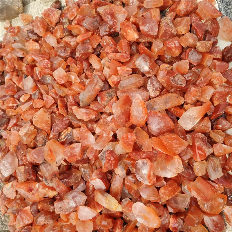 天然红色石英水晶粗石