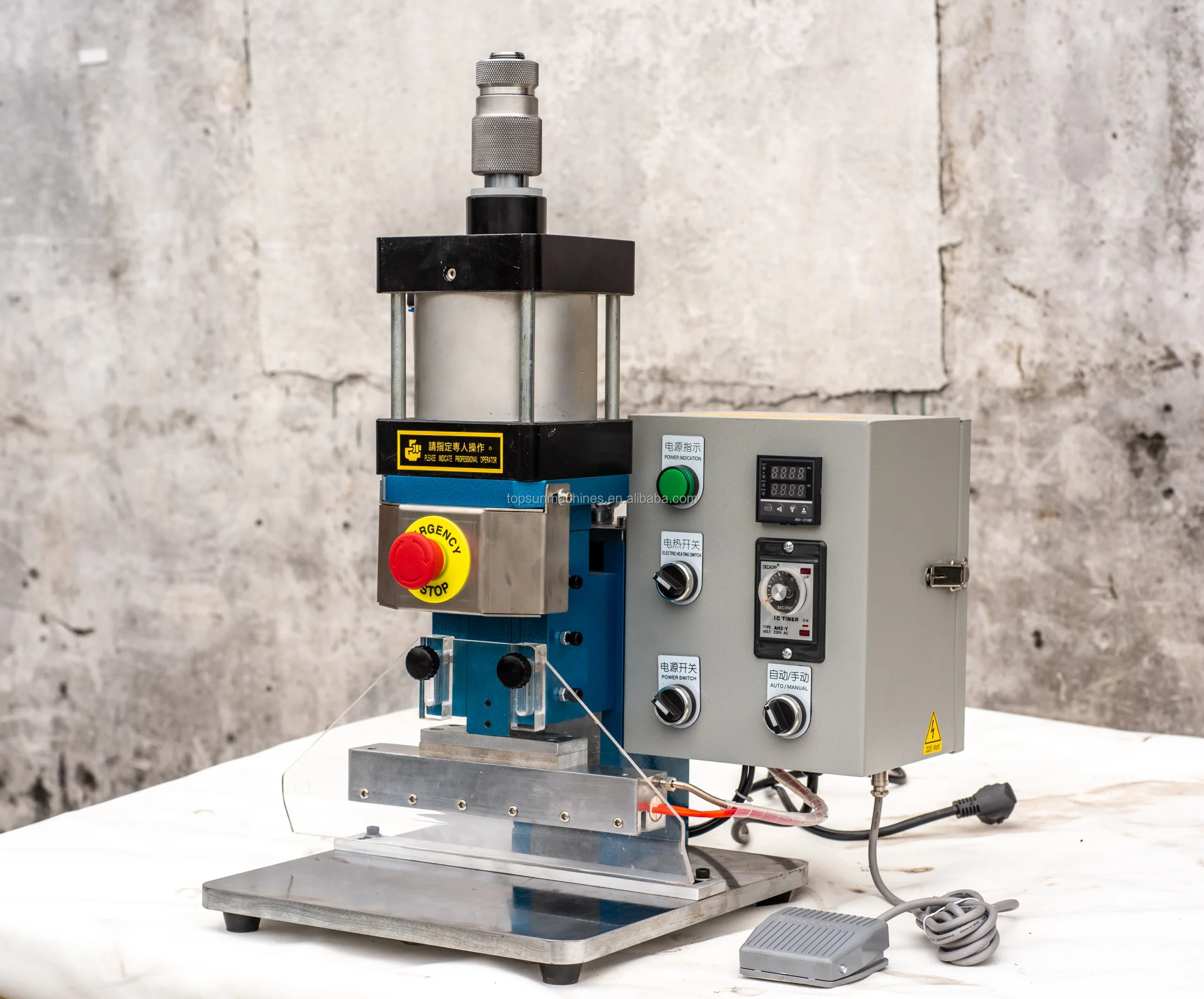 带温度控制器的皮革小型自动压纹机