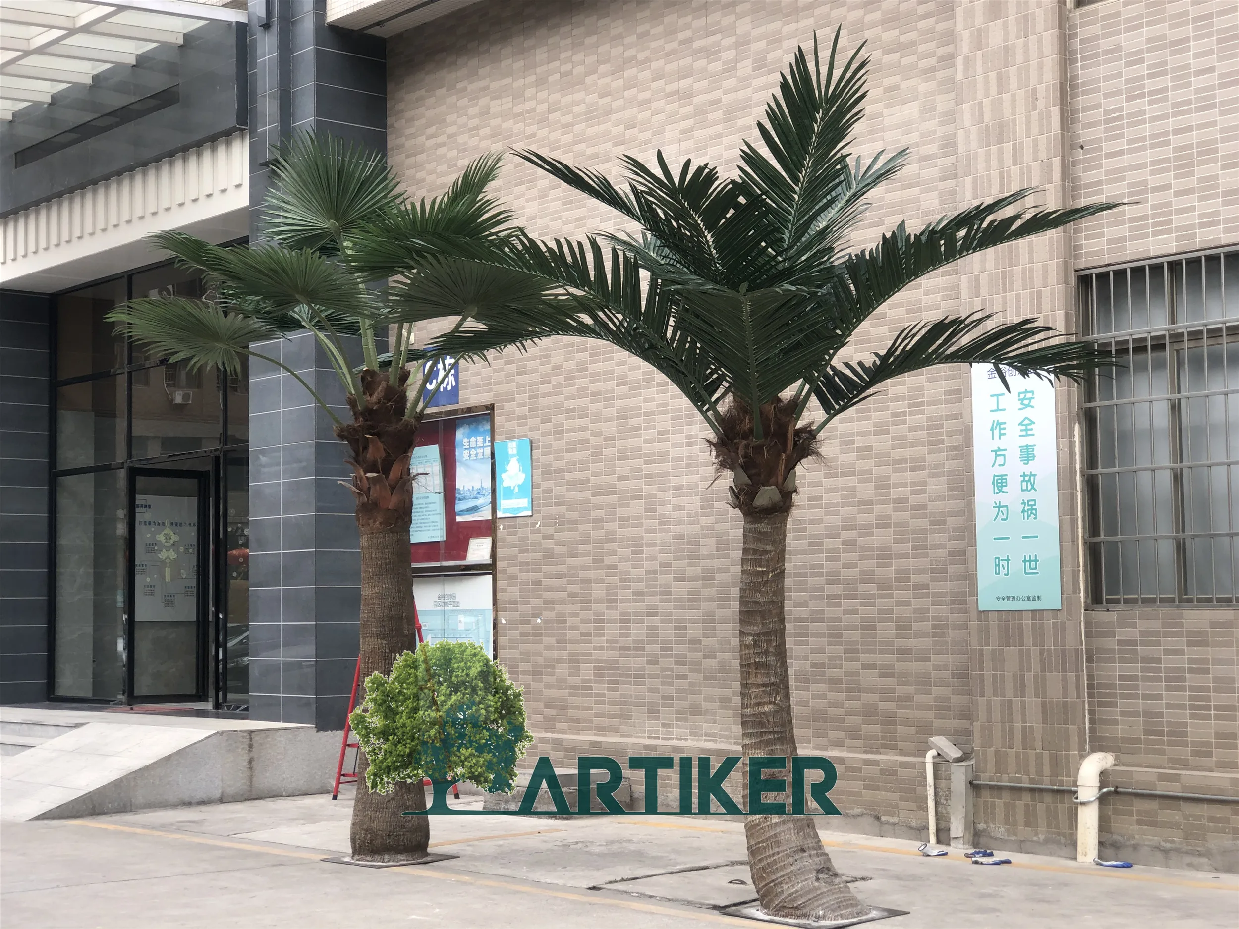 Factory Price Large Artificial Palm Tree Outdoor For Garden Decoration