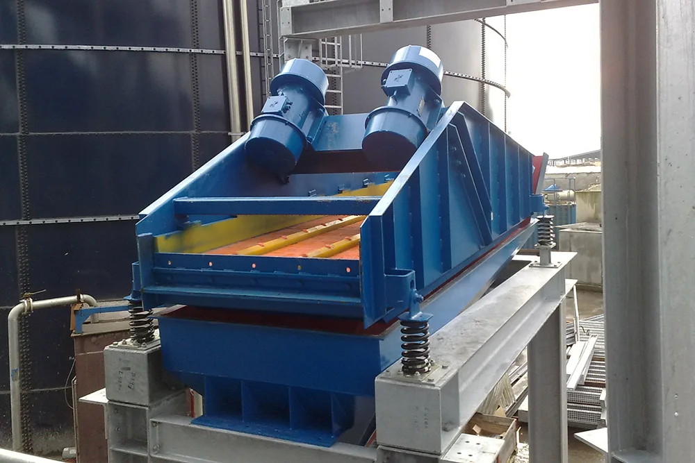 Screening machines. Dewatering Vibrating Screen. Грохот Banana 10х20. Обезвоживатель песка в Ташкенте. Станок для обезвоживание песка от Вади.