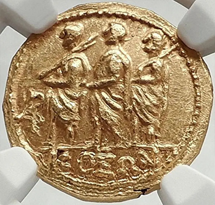 Древние монеты Цезаря золотые. Римская Золотая монета. Древнегреческие золотые монеты. Римские золотые монеты и серебряные.