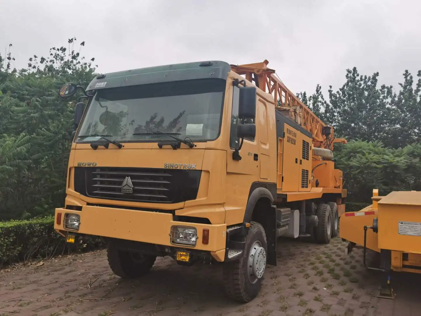 SINOTRUK HOWO 6*4 water well drilling truck