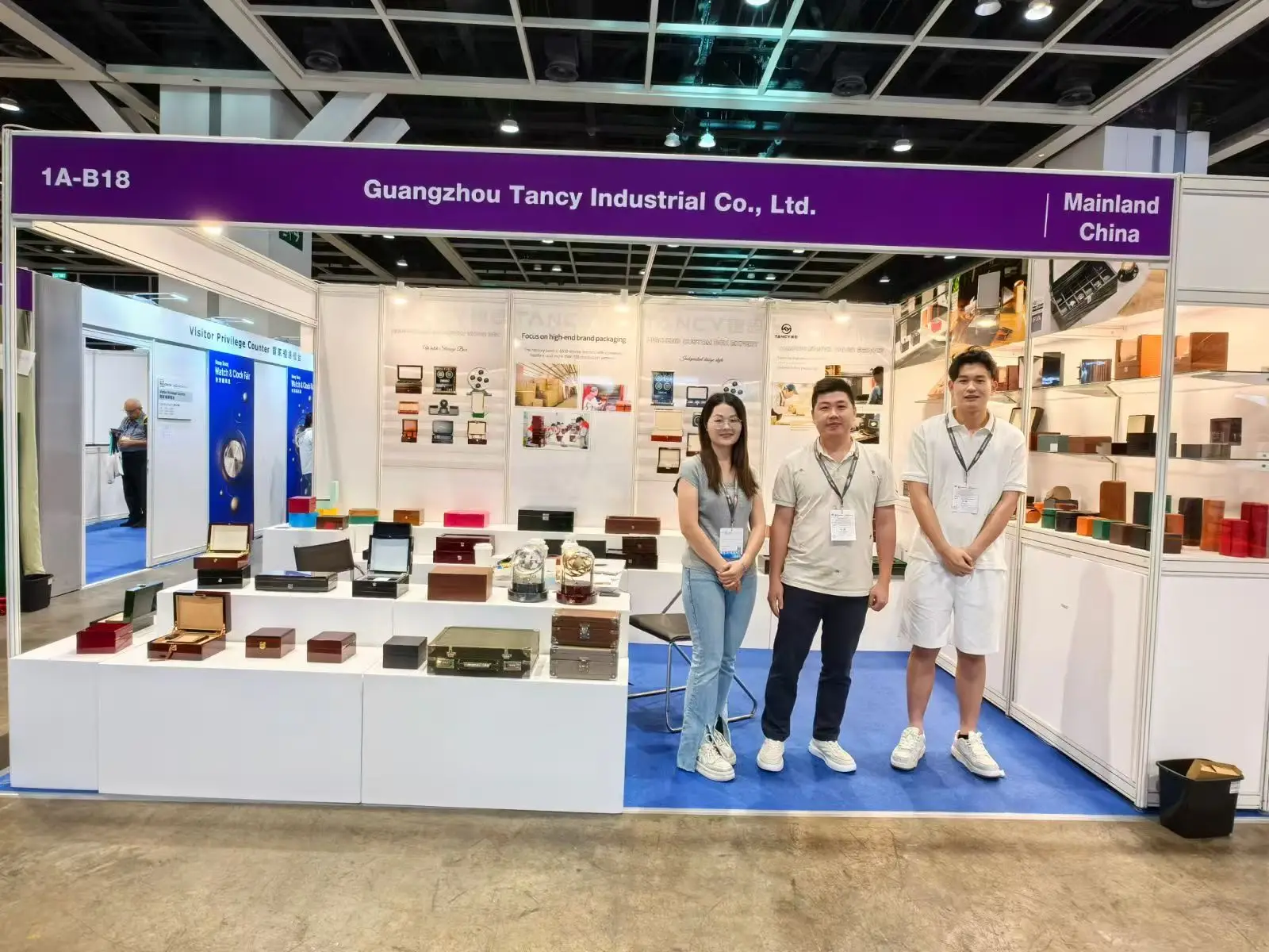 Trưng bày các mẫu hộp đồng hồ gỗ cao cấp tại triển lãm Hong Kong