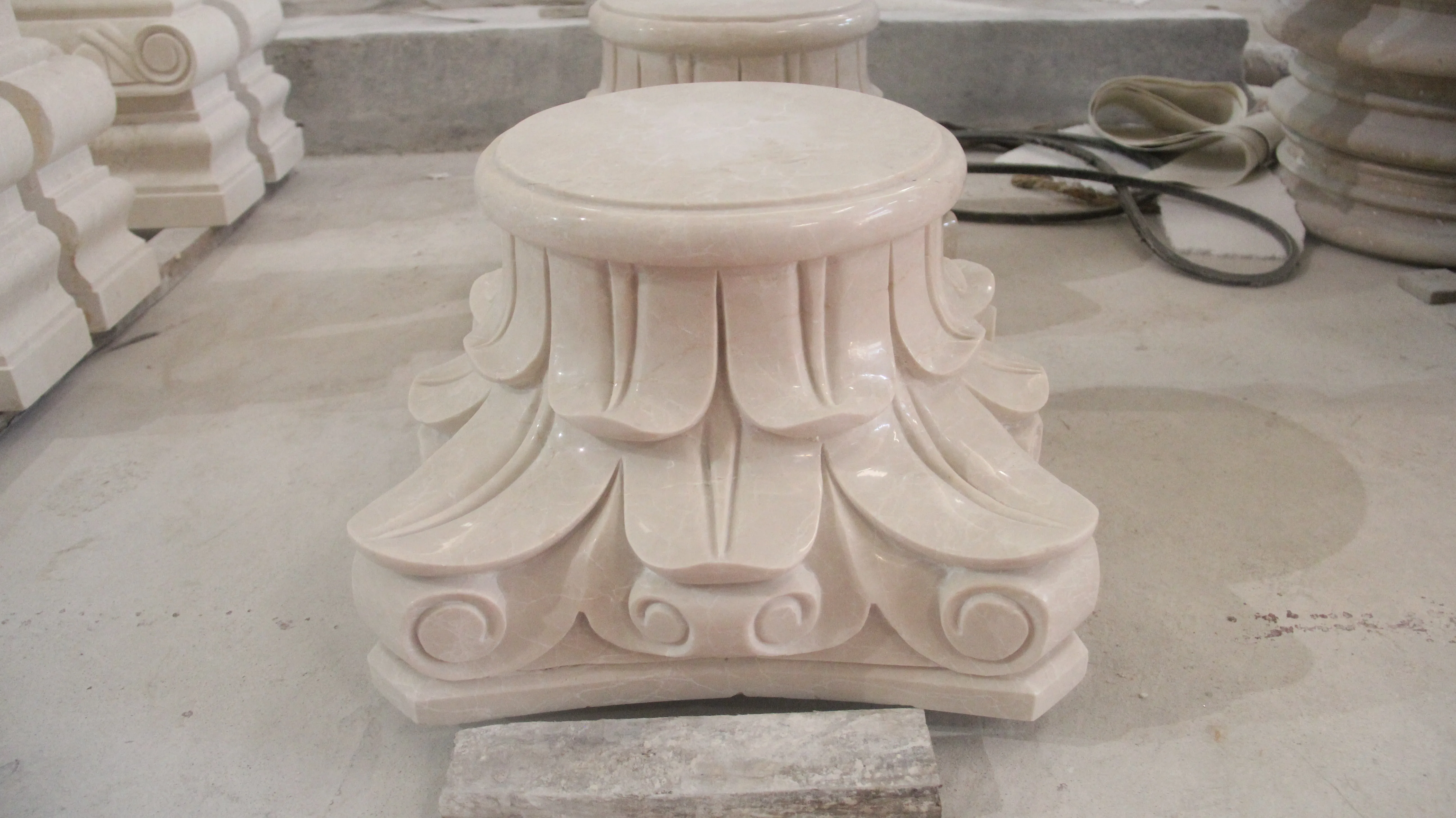 Столик колонны. Колонны из мрамора. Фигурные колонны из мрамора. Колонки из мрамора. Римские колонны из бетона круглые.