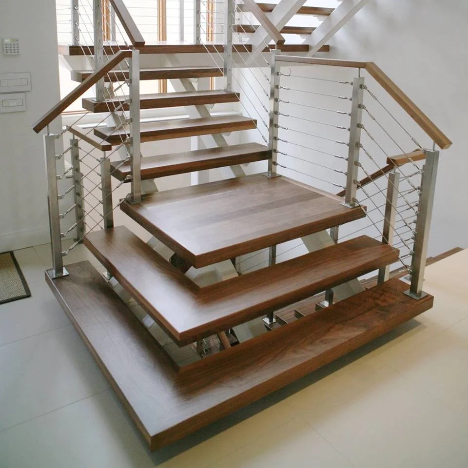 Лестница из нержавейки с деревянными ступенями