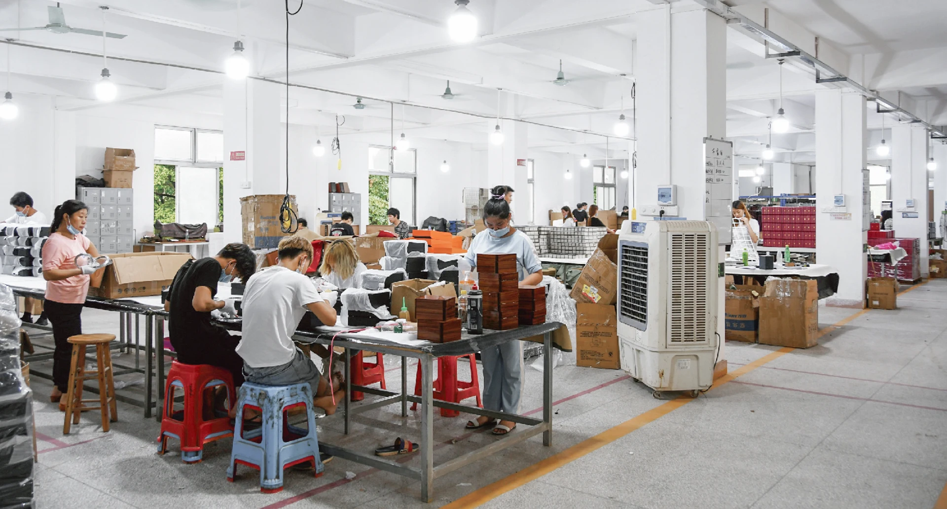 Khu vực lắp ráp chi tiết và kiểm tra chất lượng bao bì cao cấp