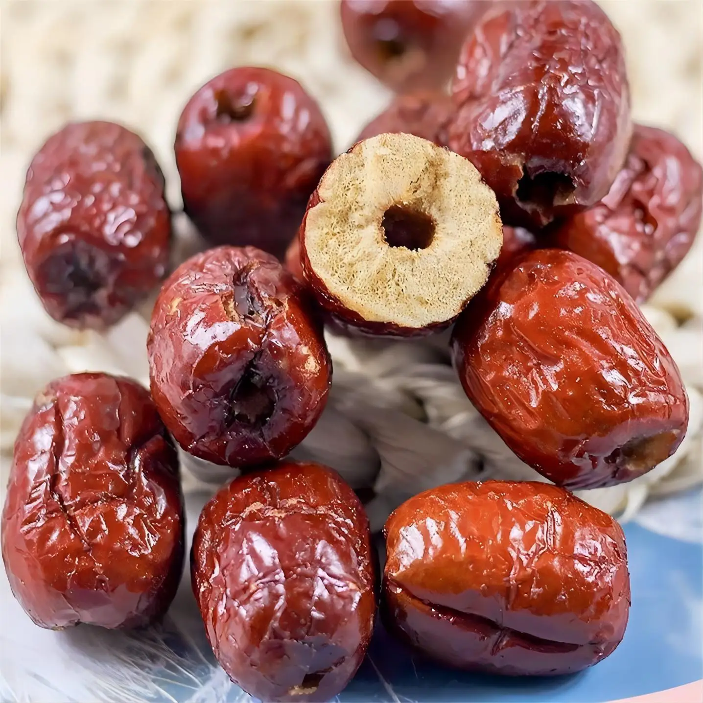 Healthy Snack: Vacuum Fried Pitted Red Dates with Crispy Texture details