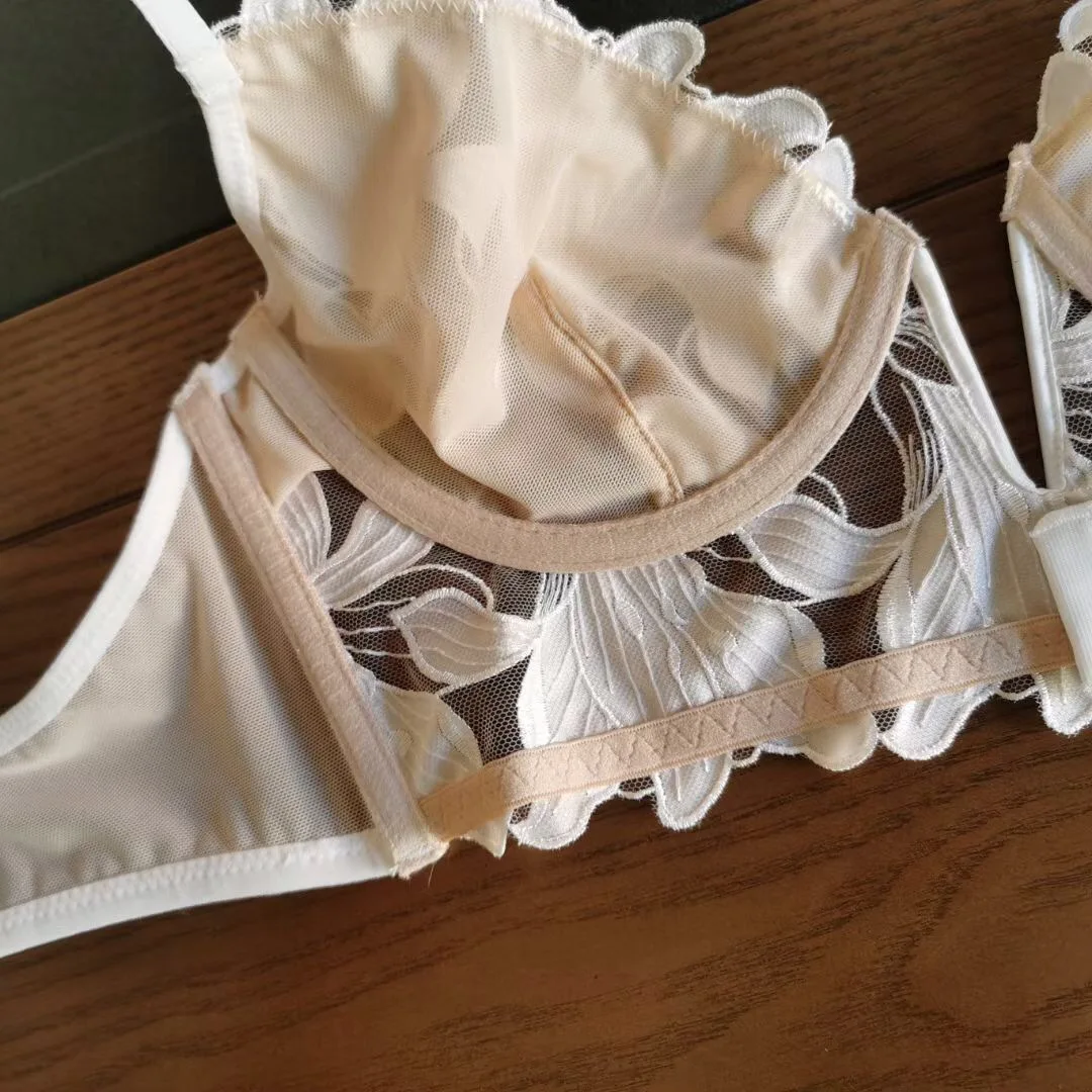 Ultra-Thin Large Chest Women's Bra Set Adjustable Deep V Sexy Embroidered Lace Underwear Includes Bikini Panties-European