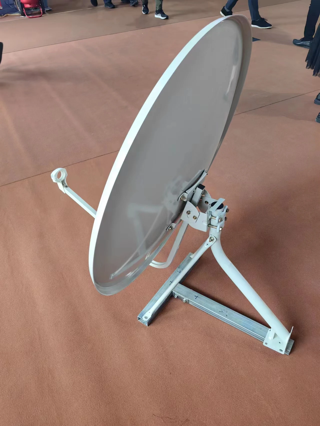 Satellite Dish Antenna Ku Band 80*90cm With Vertical Support Satellite