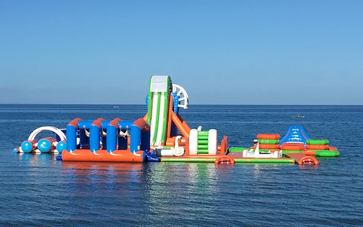 出售小型szie充气海上漂浮蹦床组合水上乐园