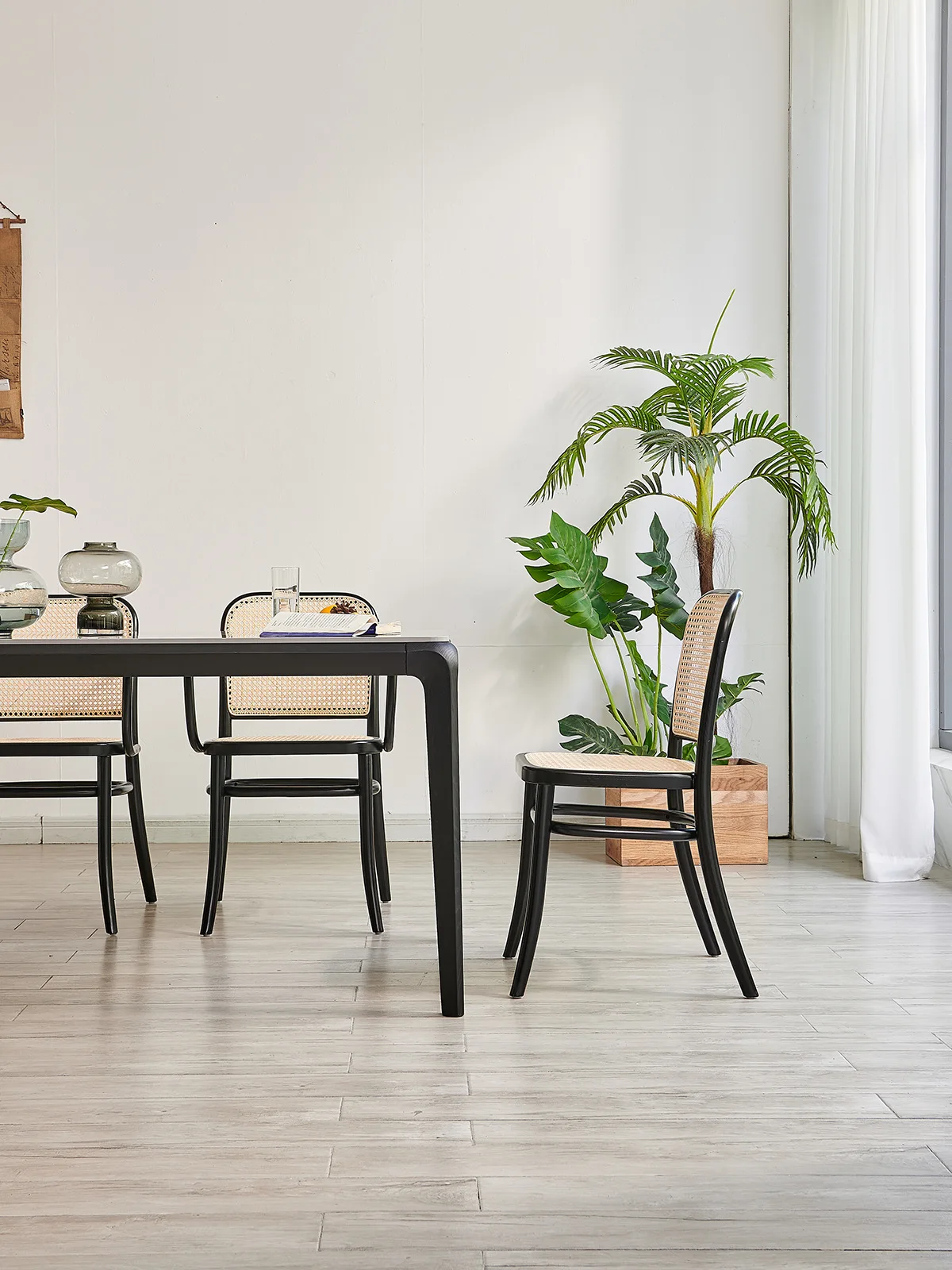 Modern Nordic Solid Wood and Real Rattan Dining Arm Chair for Home Hotel and Villa for Dining Room Furniture