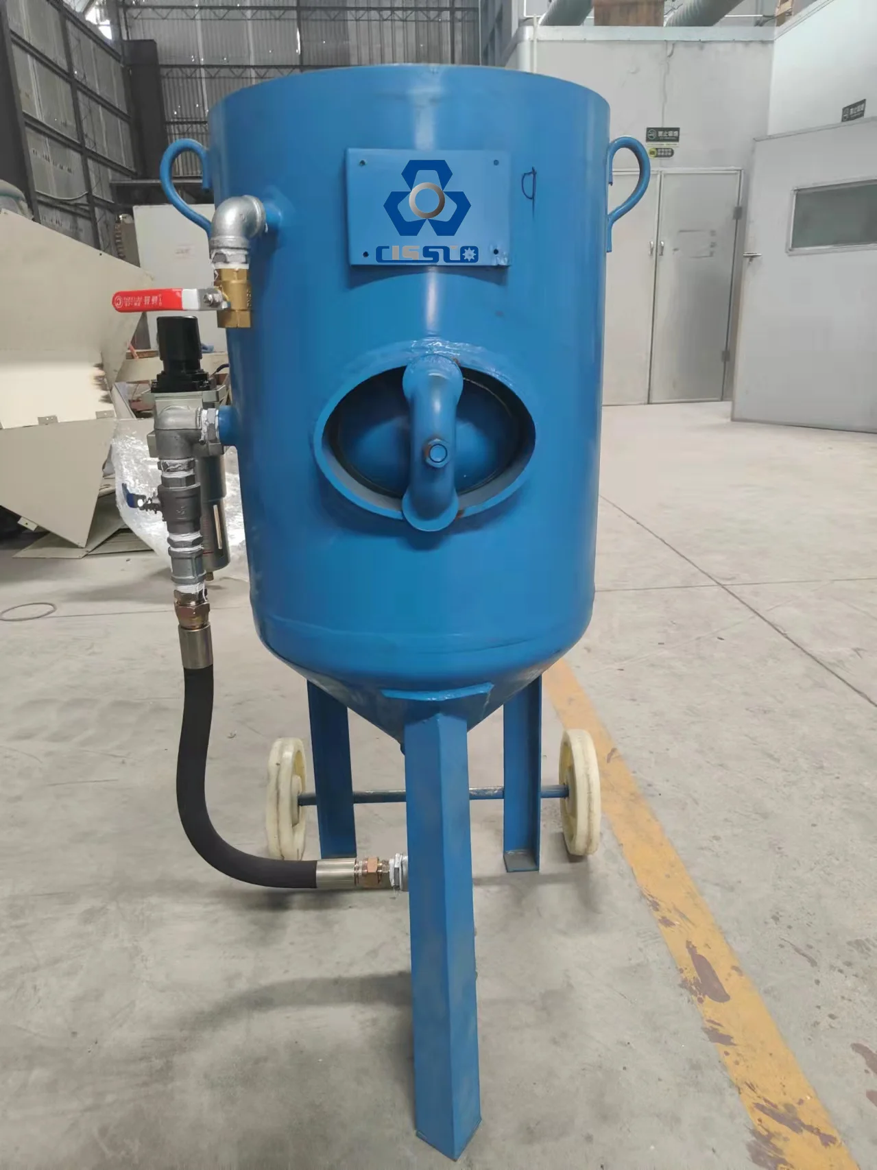 Pressurized Sandblaster Movable Type Sand Blasting Machine Wet Sand