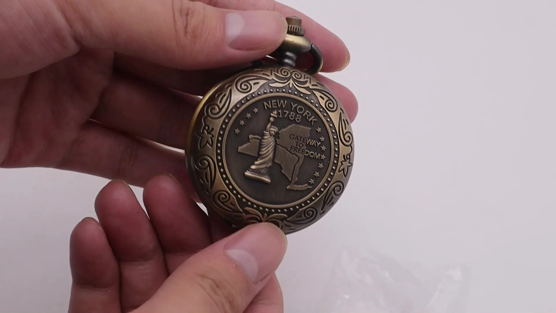 Boussole Vintage DAUERHAFT – Métal Doré, Couvercle Rabattable, Compacte Avec Anneau – Pour Camping, Randonnée, Voyage