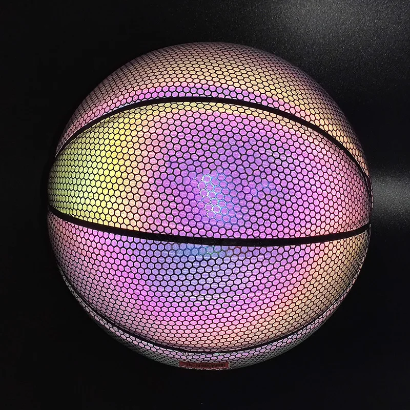 全息发光篮球在黑暗的复合皮革定制徽标反光篮球