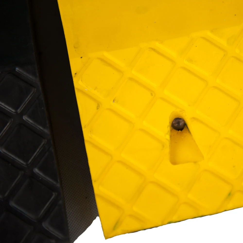 SC-SH16  270x400x70mm   Plastic Speed hump for Roadway Safety