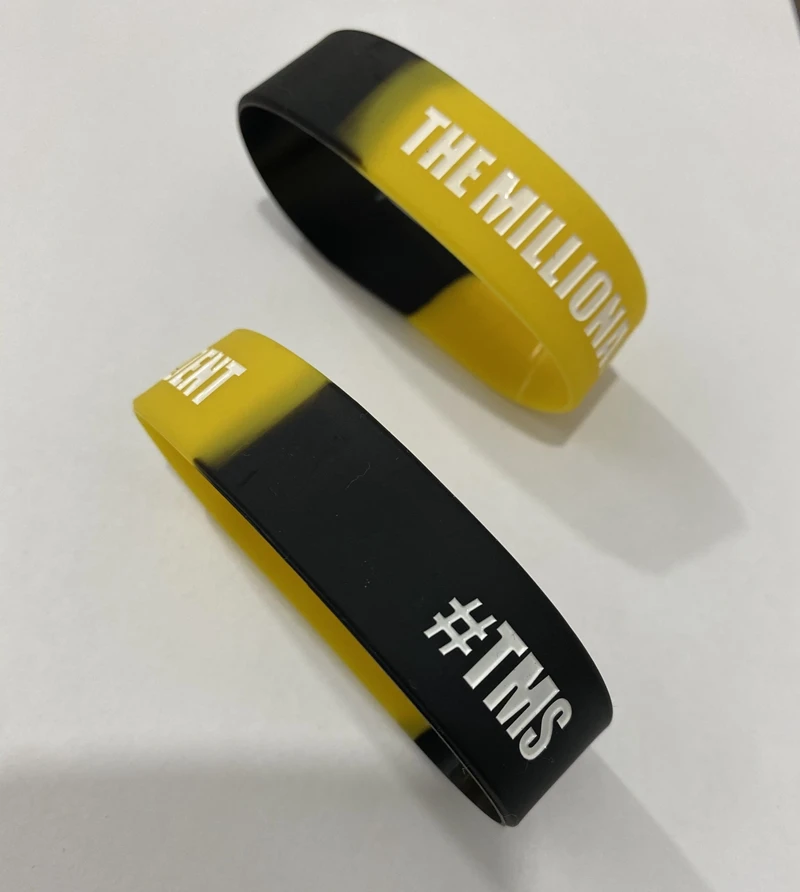 时尚团队扩展全球硅胶腕带手镯分段凹印颜色百万富翁学生手腕带