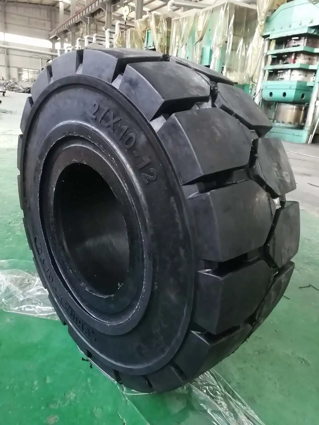 27X10-12 linde tire.jpg