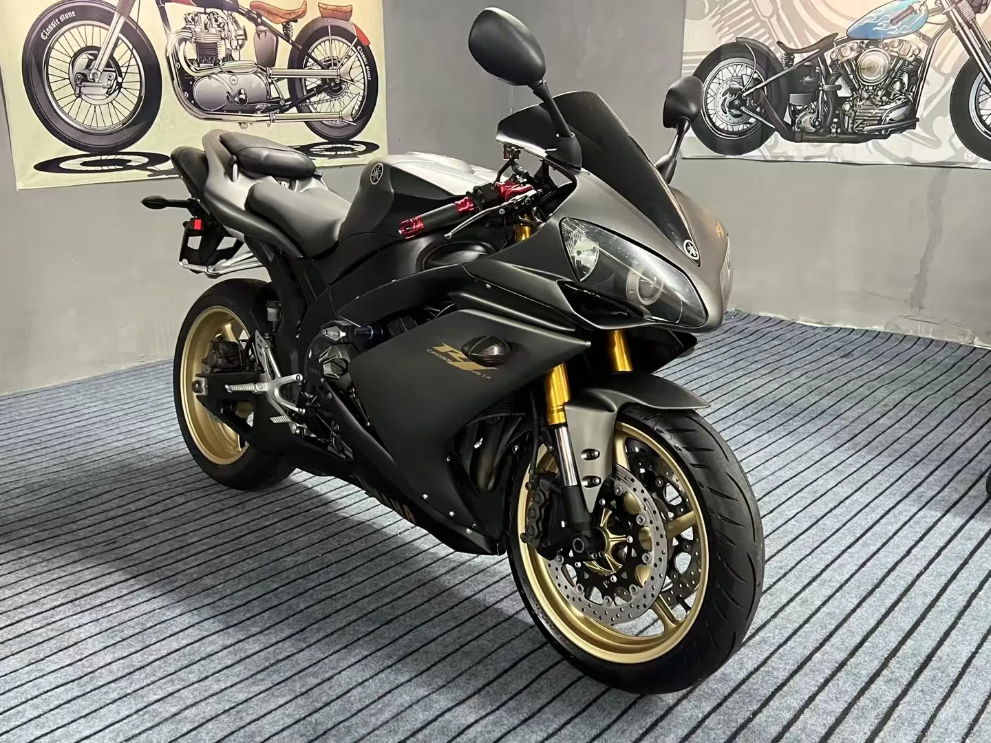 Yamaha R1 Track-Focused Sportbike, M1 Racing Tech & 200HP Power Output ...