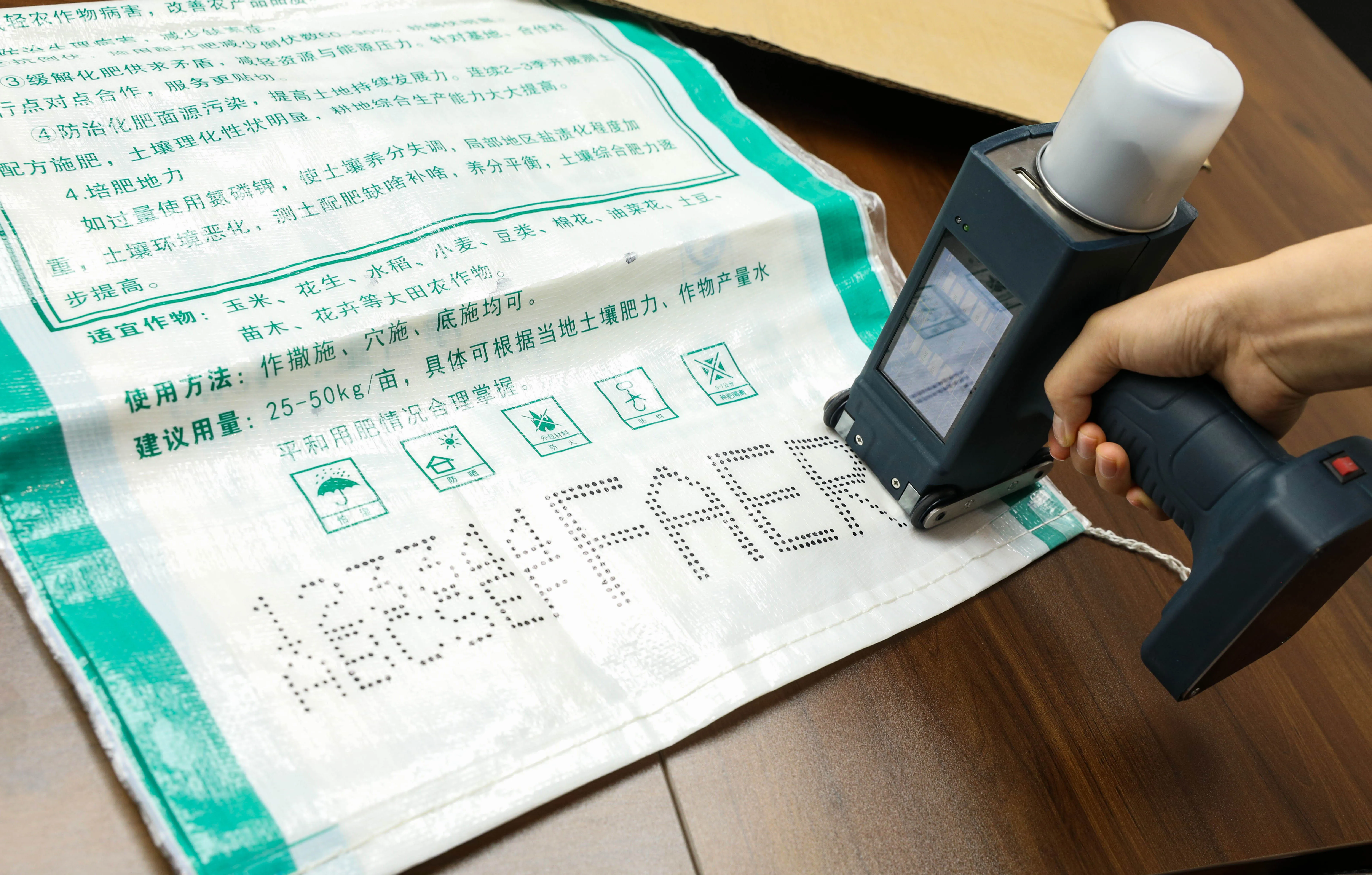 Meenjet Large Font Hand Jet Inkjet Coder 60mm Height Portable Handheld Inkjet Coding Date Printer View Ebs 260 Meenjet Support Oem Odm Product Details From Wuhan Xiantong Technology Co Ltd On Alibaba Com