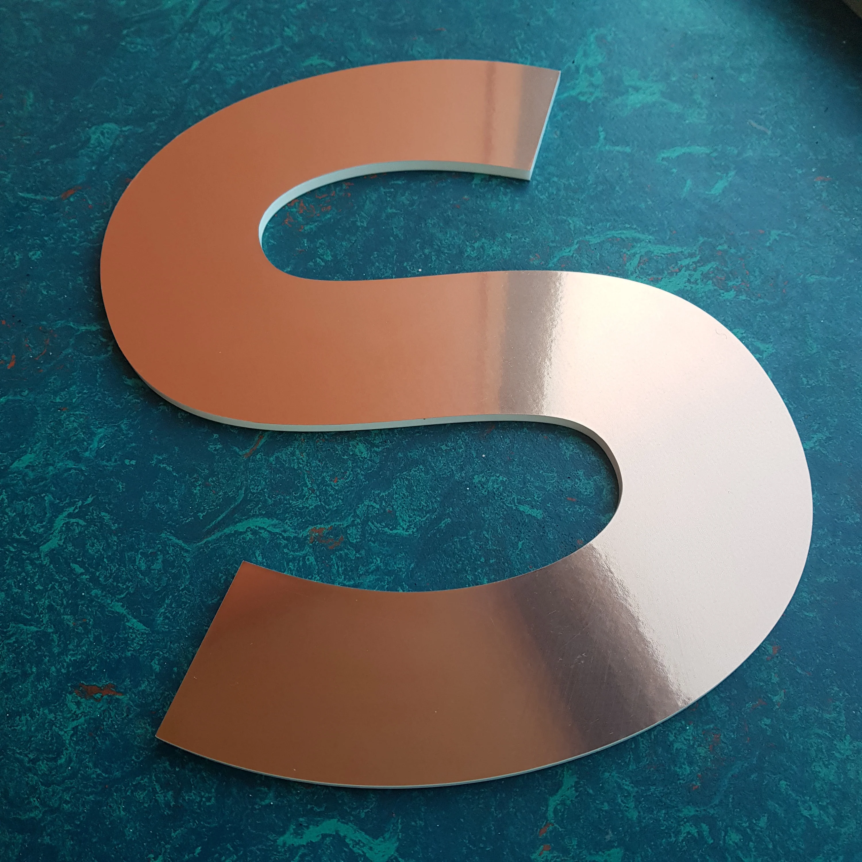 S большая. Acrylic Letters. Большая буква q. Большие буквы 2022.