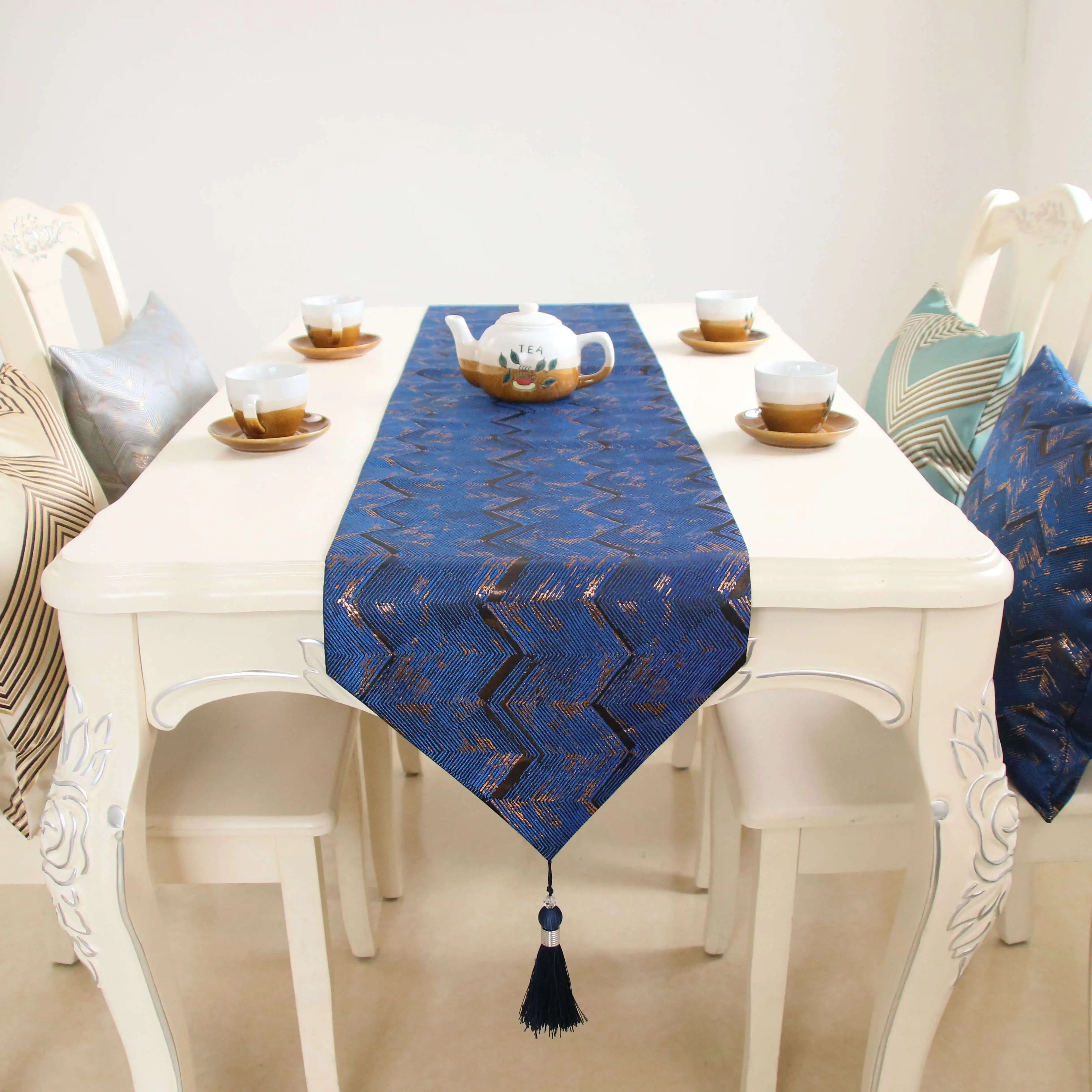 Modern Luxury Table Runners High Precision Jacquard Table Runner For