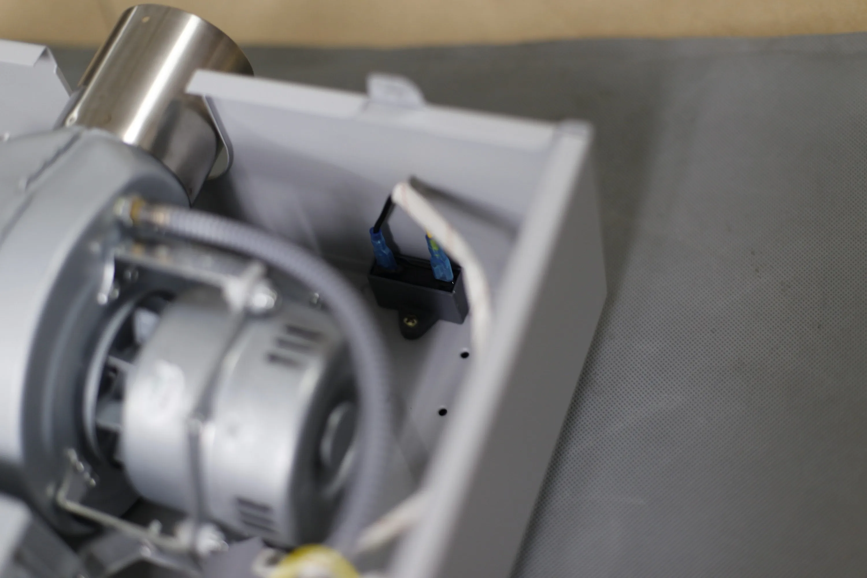 220V Tankless Gas Water Heater with 0.015Mpa-0.8MPa Water Pressure Start and Over 89% Heat Efficiency