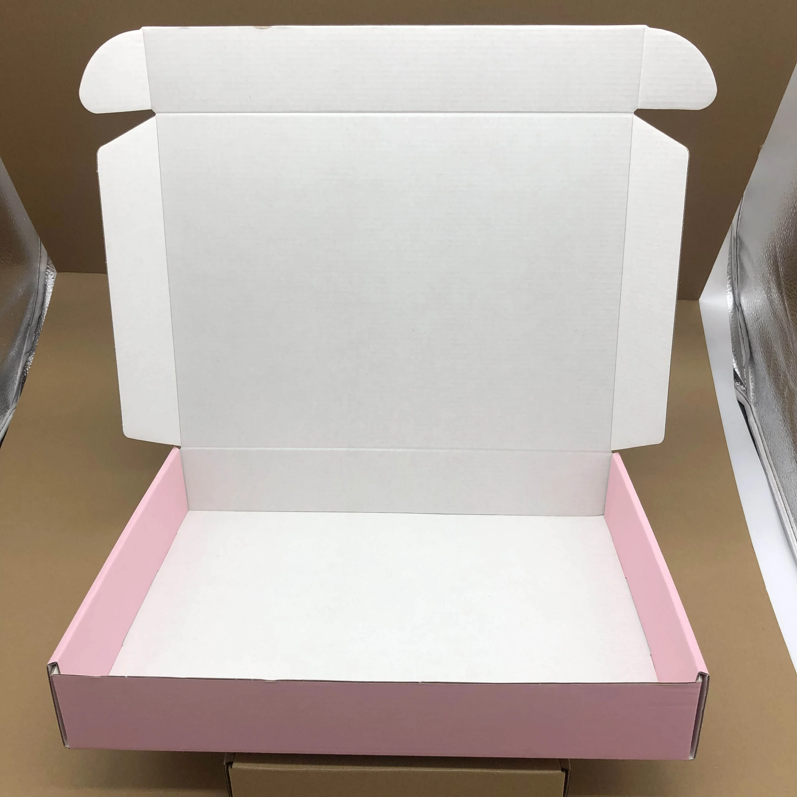 粉色纸板纸邮政箱瓦楞纸装运箱的服装 - buy 邮政信箱,粉红色邮政信箱