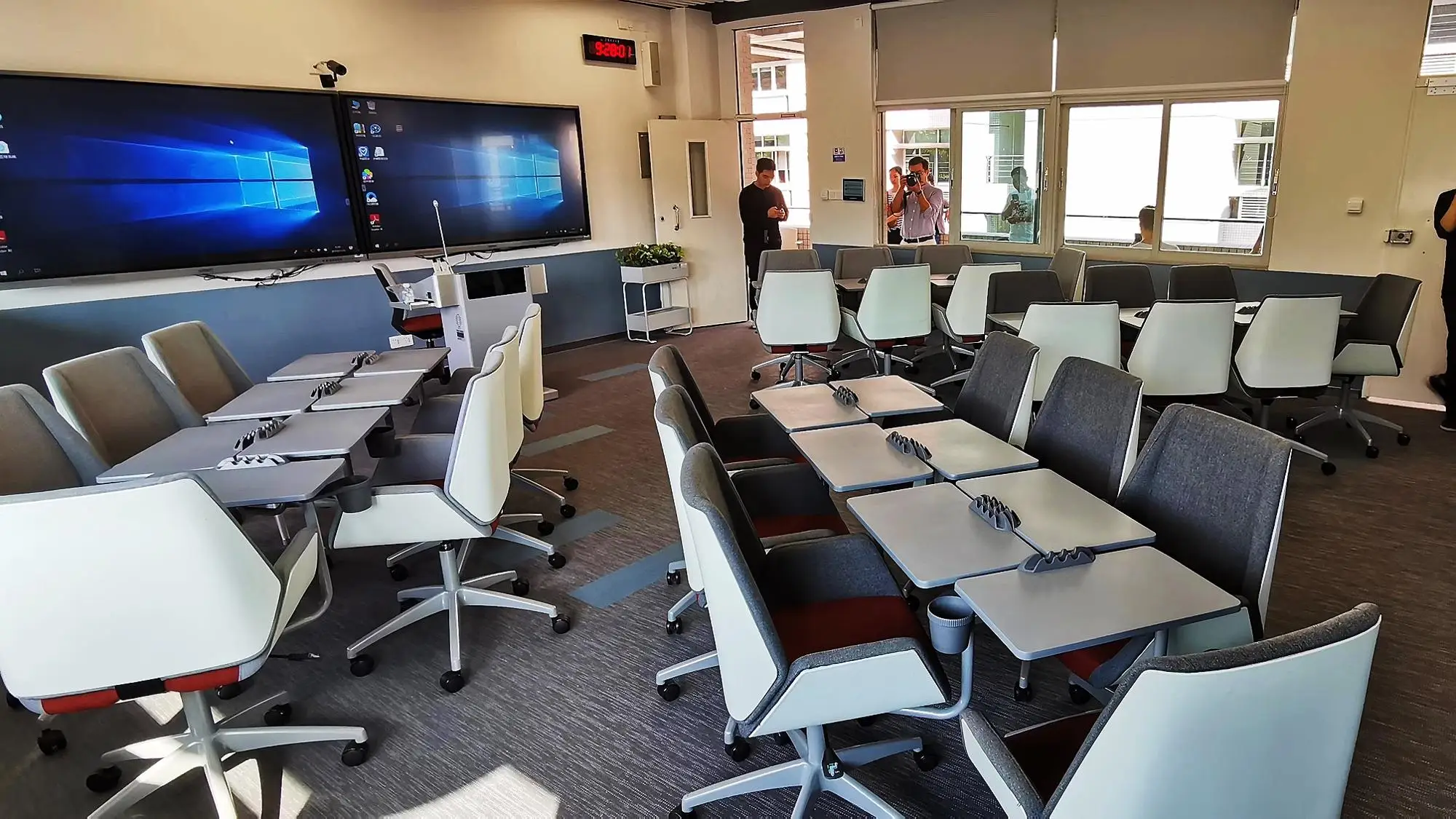 Adjustable Hot Sale Ergonomic Bar Stool Chair Mesh Office Chair Padded