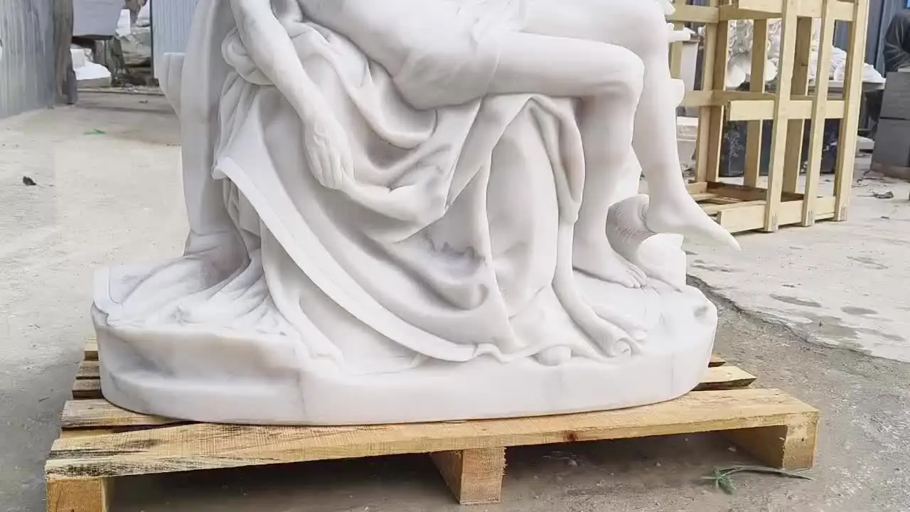 ミケランジェロの宗教的装飾: 自然石手彫りのライフサイズピエタ像