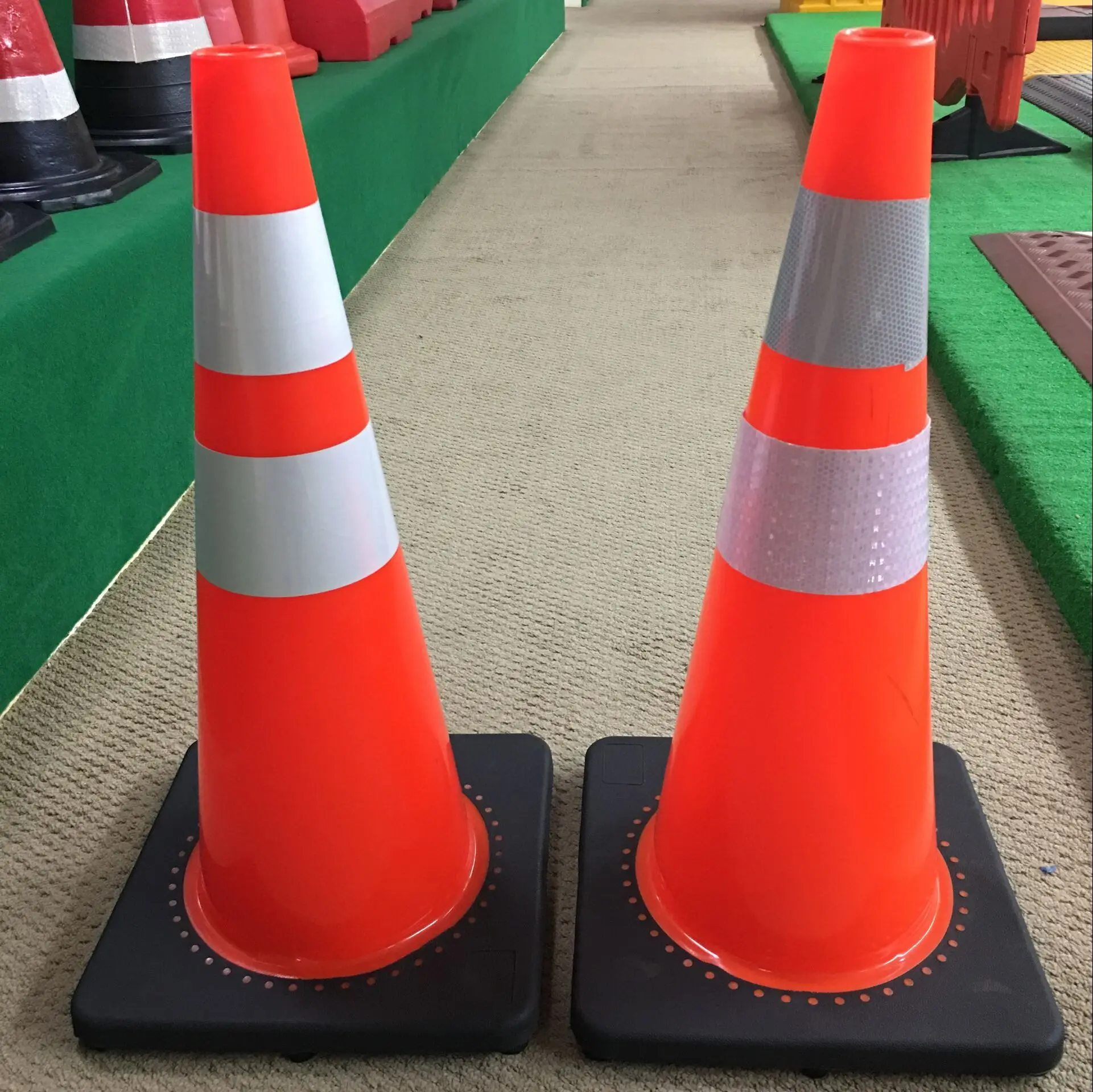 Road Safety Cones Black Base Warning Traffic Cones Reflective Tape Pvc