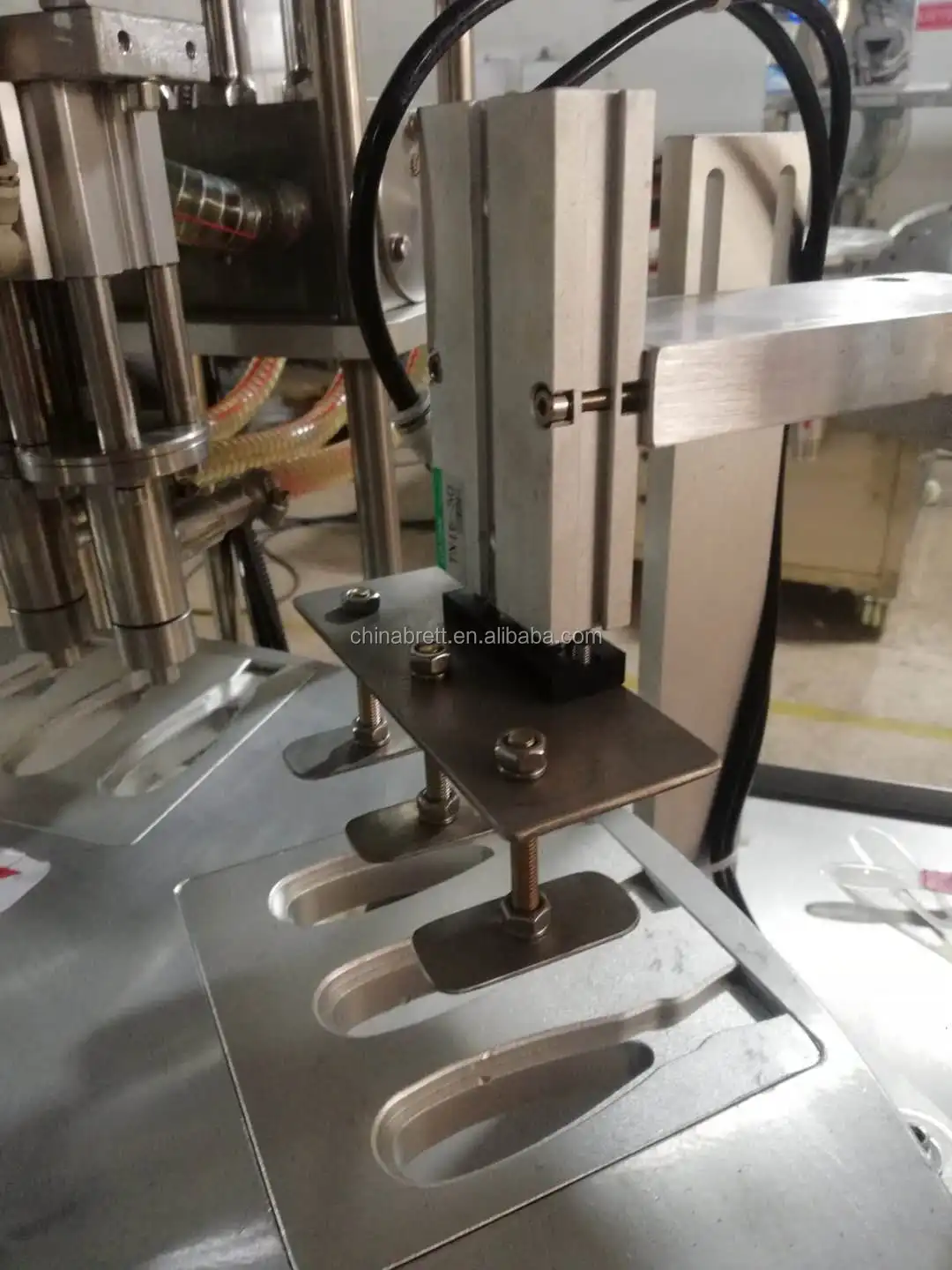 2020 Factory price rotary honey spoon filling sealing machine