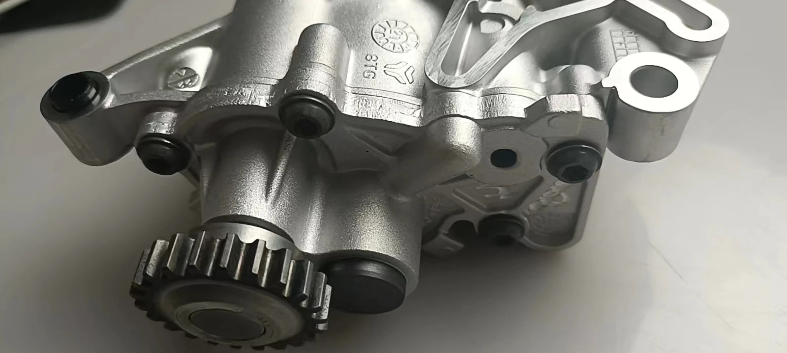 Oe No. 06h 115 105p Ea888ev02 Oil Pump Original Quality Original