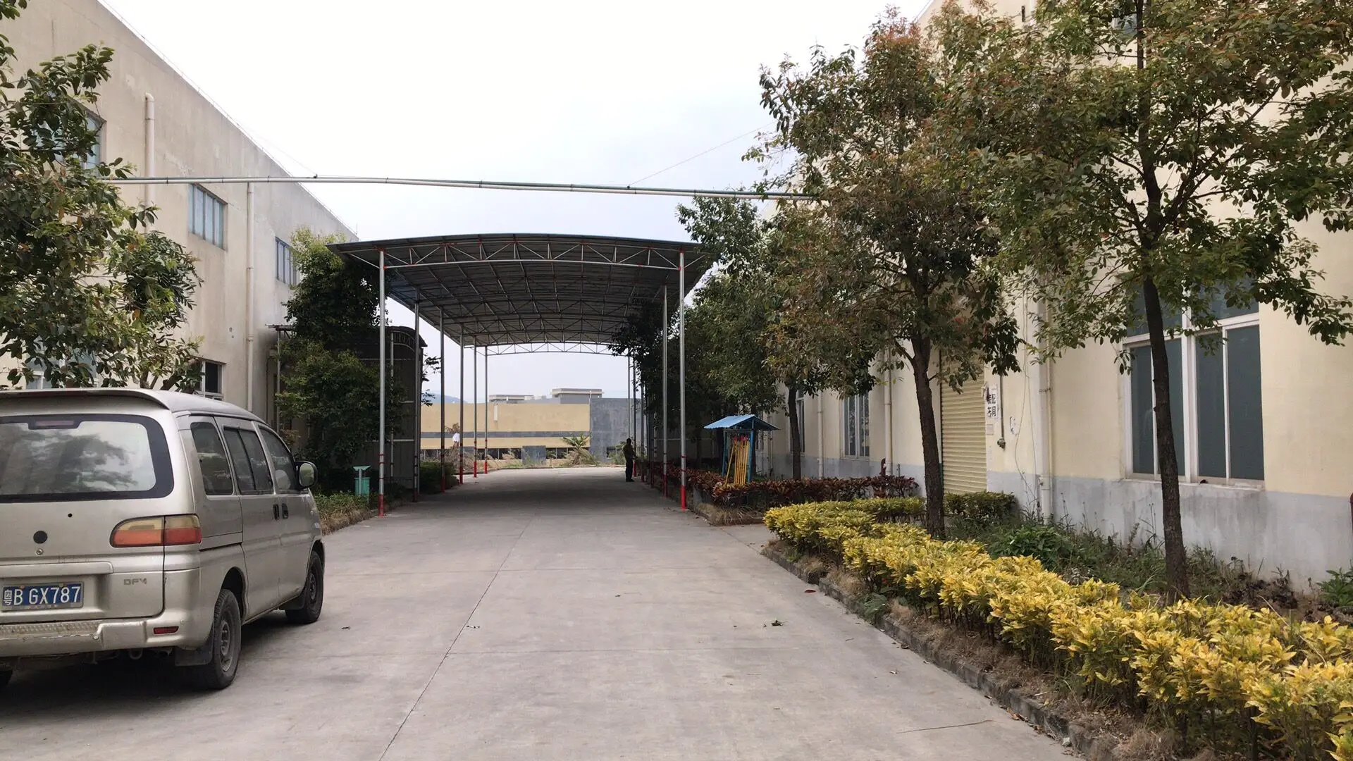 Wholesale 1-5 Liter Olive Oil Tin Can with 0.20-0.35mm Thickness and 116*59*185mm-120*162*295mm Size