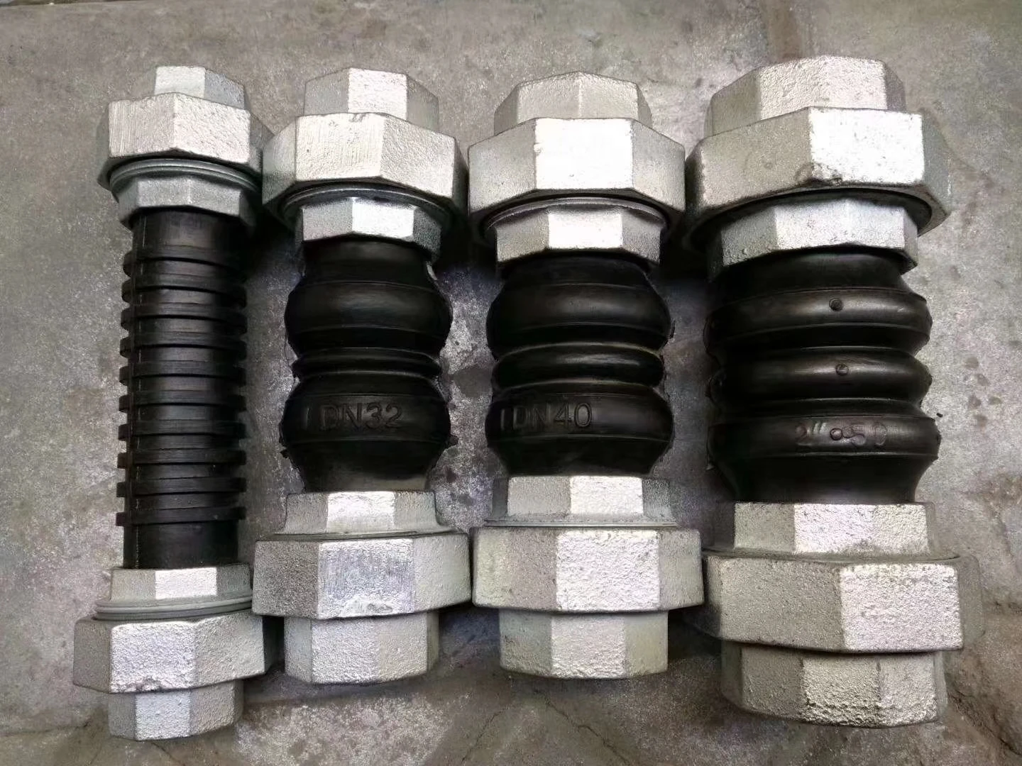 Well sealed pipe floating flange expansion rubber thread joint