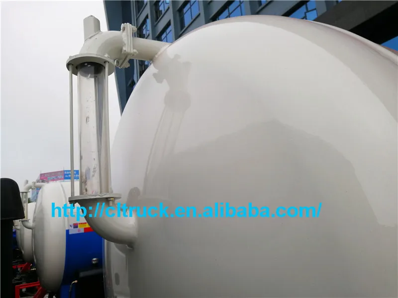 Dongfeng Sanitation Vehicle 30006000l Vacuum Sewage Suction Truck