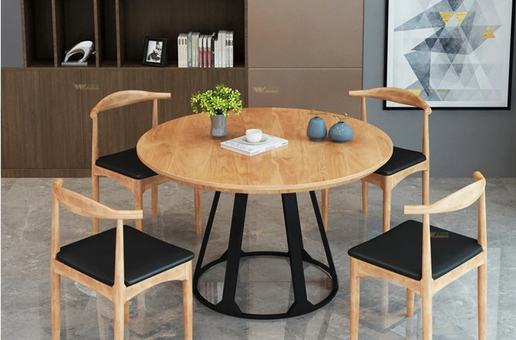 c round oak table.jpg