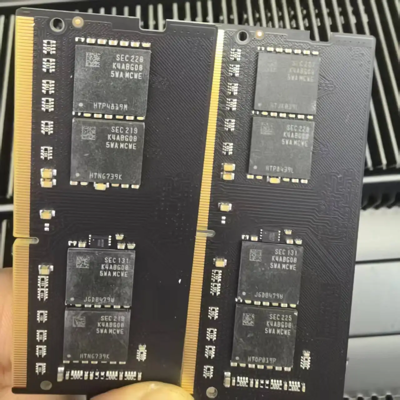 Side-by-side comparison of 1Rx8 and 2Rx8 SODIMM chip layouts
