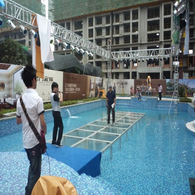 сцена бассейн